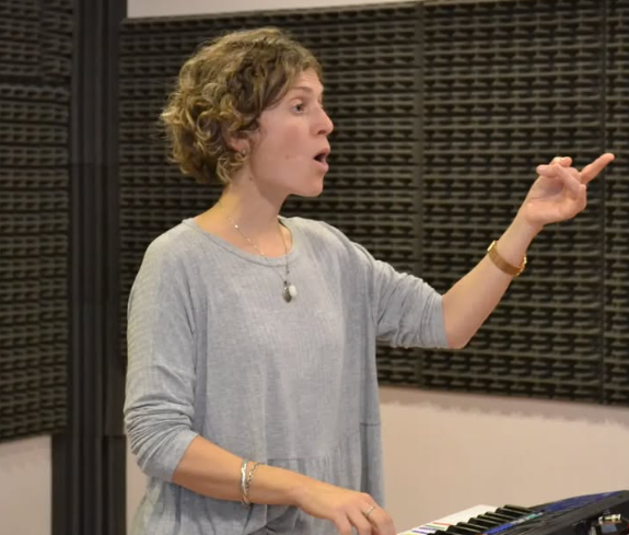 Patricia Osman cantando en el estudio